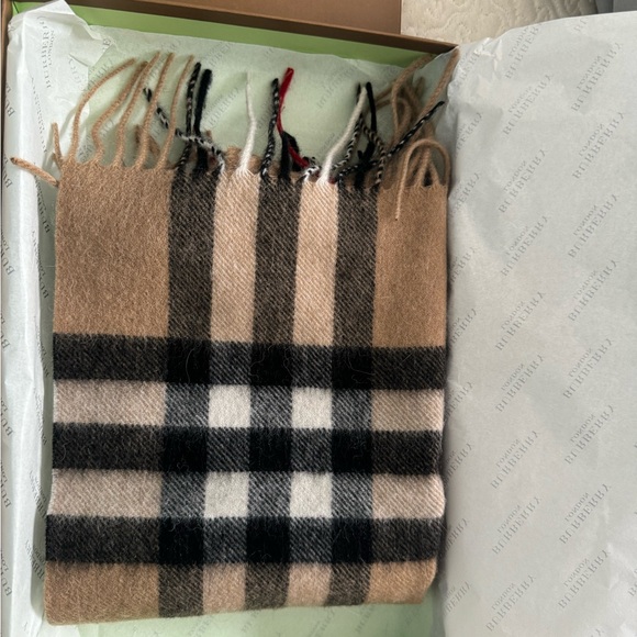 BURBERRY CASHMERE SCARF BRAND NEW NEVER WORN - Picture 6 of 7